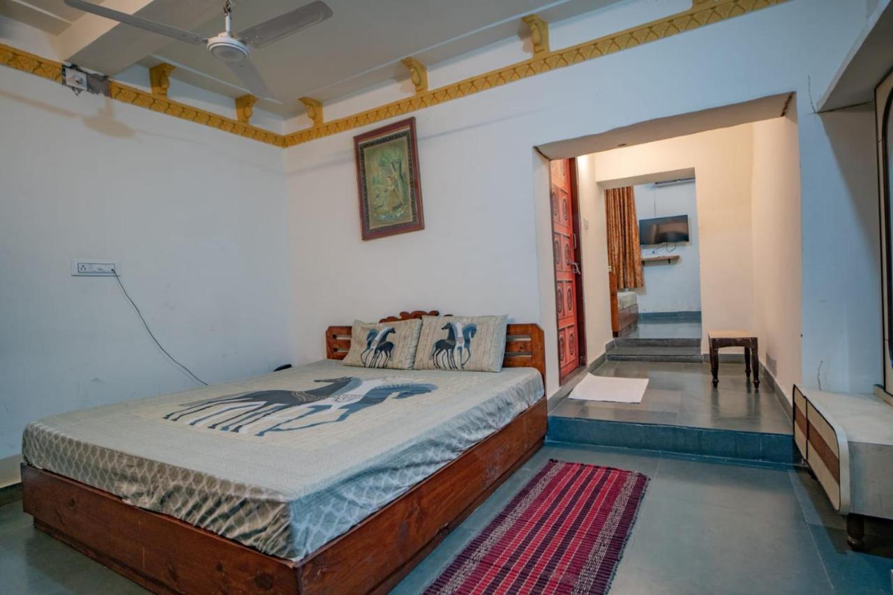 Hotel Ambavgarh Palace อุเดเปอร์ ภายนอก รูปภาพ