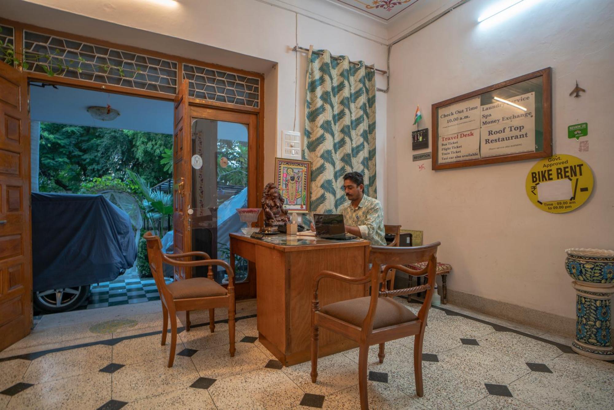 Hotel Ambavgarh Palace อุเดเปอร์ ภายนอก รูปภาพ