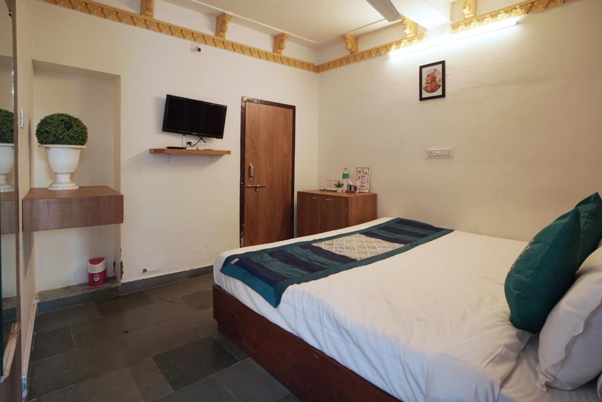 Hotel Ambavgarh Palace อุเดเปอร์ ภายนอก รูปภาพ