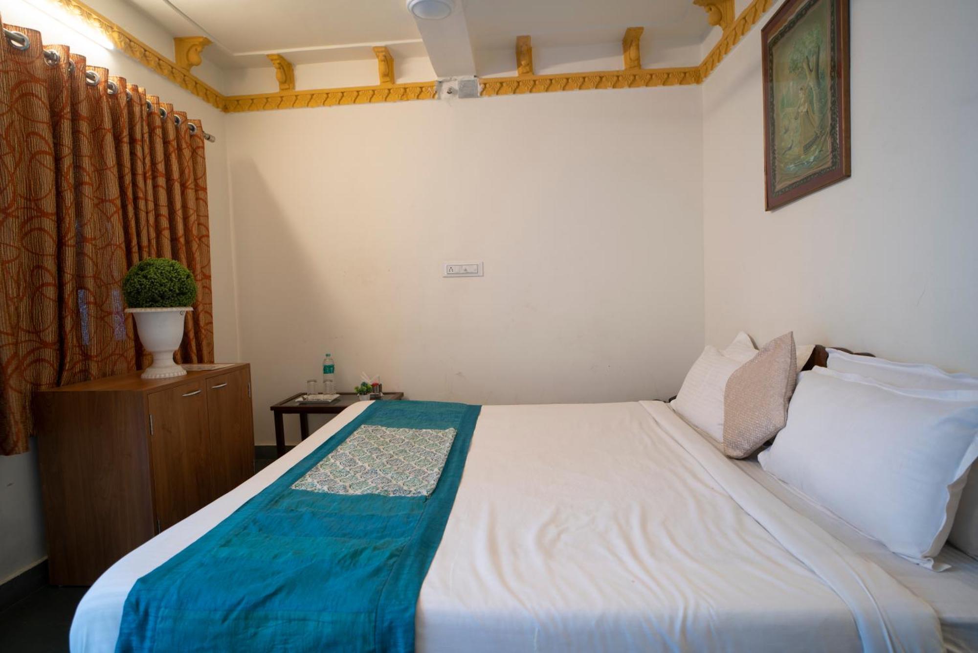 Hotel Ambavgarh Palace อุเดเปอร์ ภายนอก รูปภาพ